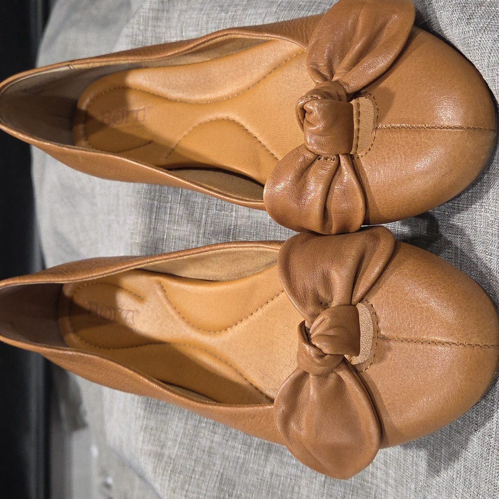 Born Women's Anah Bow  Ballet Flats in Tan  Natural Size 7